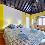 Dom wakacyjny Charming House In With Shared Pool