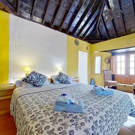 Vakantiehuis Charming House In With Shared Pool