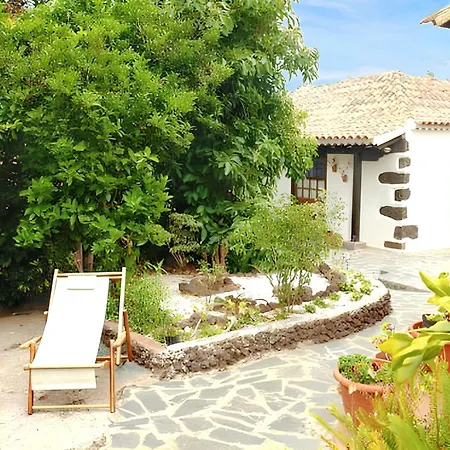 Дом отдыха Charming House In With Shared Pool Сан-Кристобаль-де-Ла-Лагуна